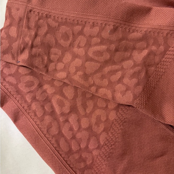 Victoria’s Secret crossover Leopard Print Leggings - Picture 2 of 4